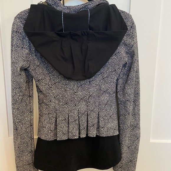 Lululemon floral flare jacket - Picture 2 of 3